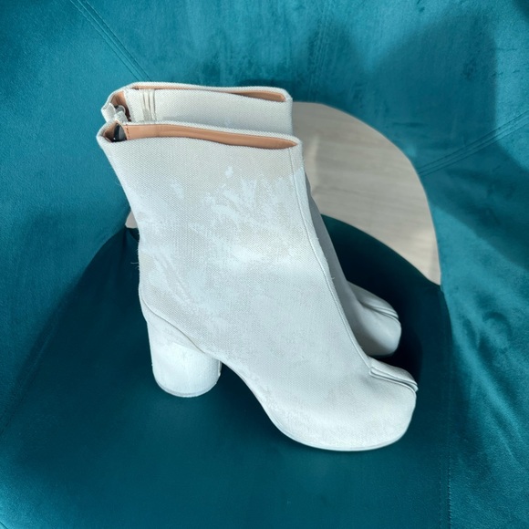 Maison Margiela Tabi Boots - Women’s White Ankle Boots size 38(EU) 8(US) - Picture 4 of 14